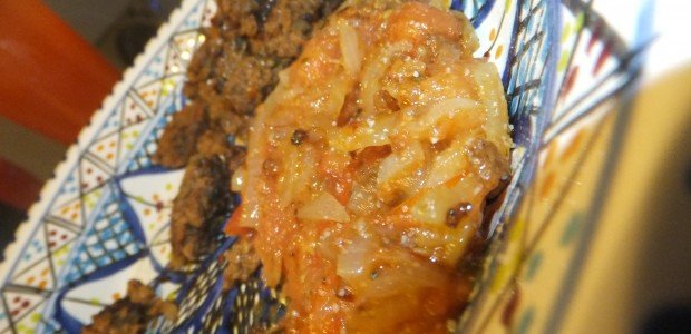 Marokkansk Grill-salat med løg og tomater Marokkansk Grill-salat med løg og tomater