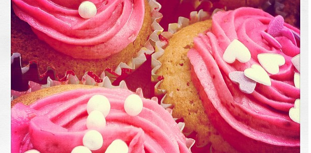cupcakes med hvid chokolade og hindbær